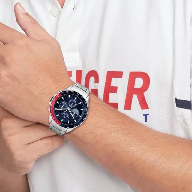  Worn view – watch on wrist