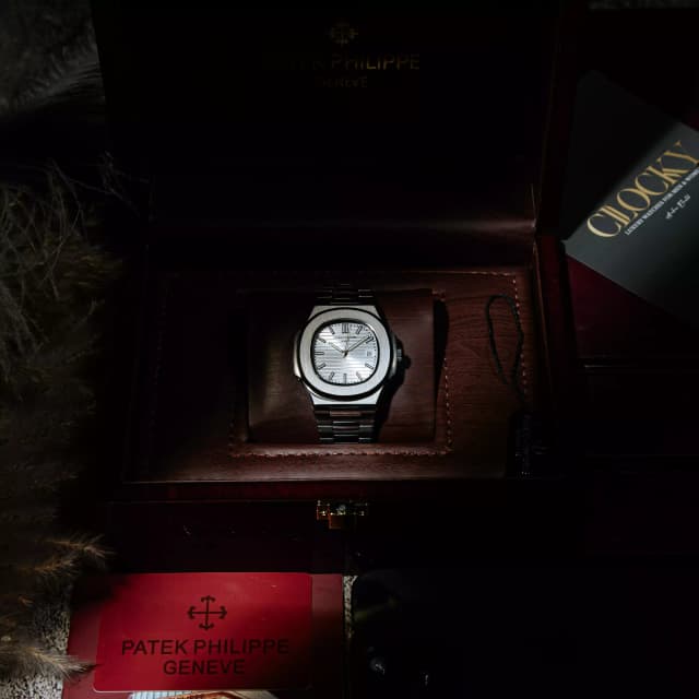 Patek Philippe Nautilus 5811/1G White Dial White Gold Watch with Box