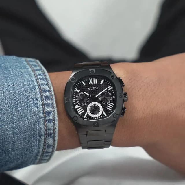 Guess GW0572G3 worn on wrist – full black look